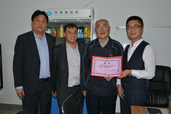 殷福珊教授（左三）从华格新材料董事长杨春（右一）手中接过聘书